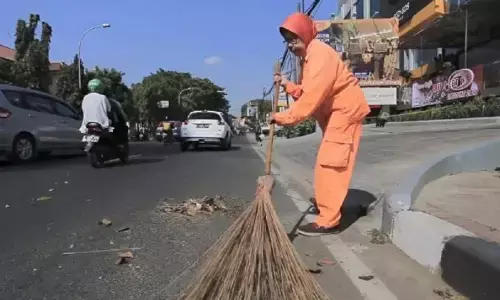 Petugas kebersihan DLH disiagakan di pusat keramaian