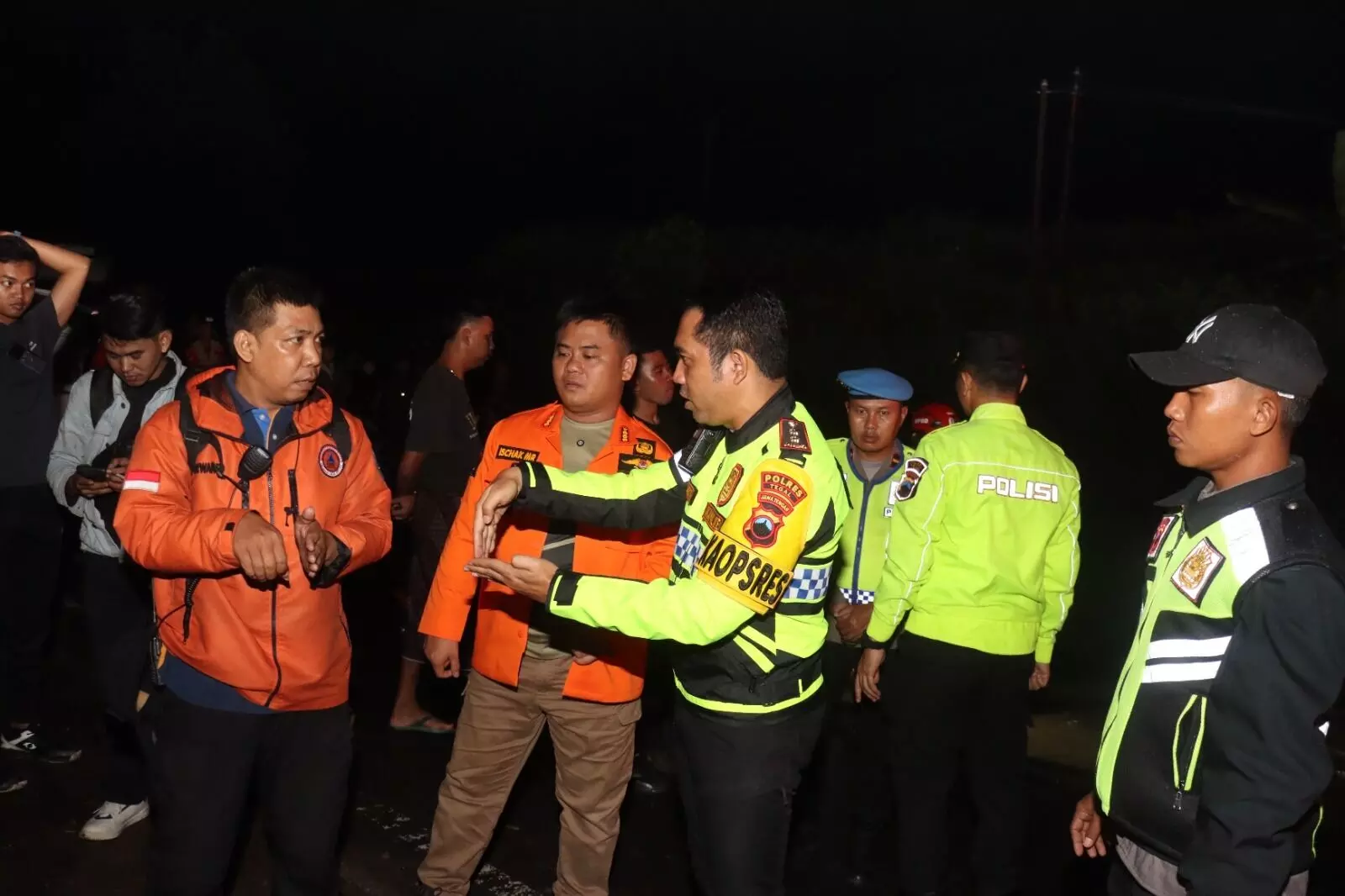 Kapolres Tegal bersama Bupati Tegal pimpin penanganan luapan air di Underpass Pesurupan Kapolres Tegal bersama Bupati Tegal pimpin penanganan luapan air di Underpass Pesurupan