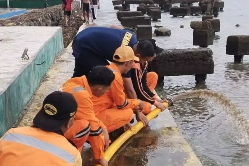 Petugas tangani banjir rob yang rendam Pulau Untung Jawa Petugas tangani banjir rob yang rendam Pulau Untung Jawa