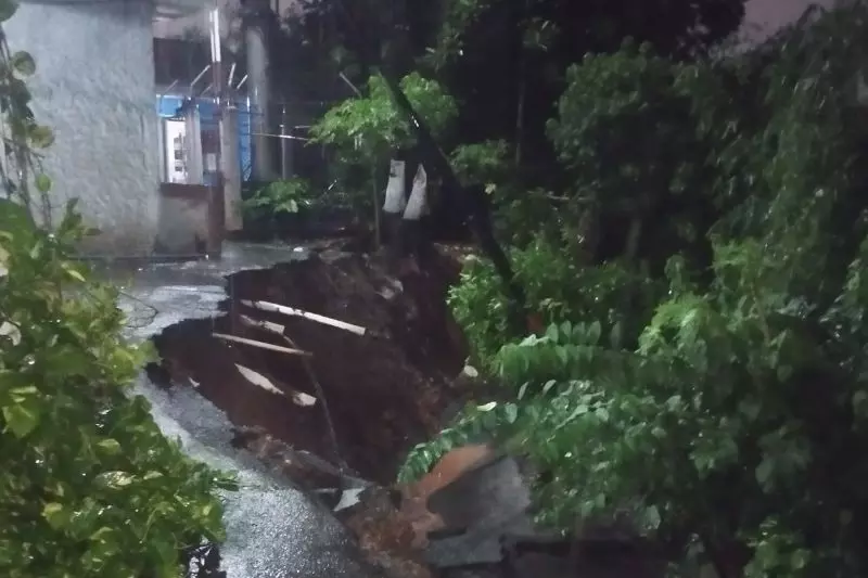 Tanah longsor terjadi tepat depan rumah warga di Kembangan Jakbar Tanah longsor terjadi tepat depan rumah warga di Kembangan Jakbar