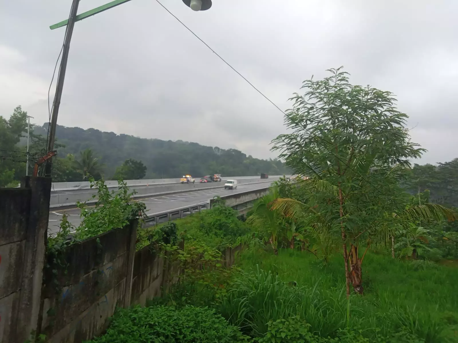 Mobil pribadi terguling tabrak pembatas jalan ruas Tol Susukan Mobil pribadi terguling tabrak pembatas jalan ruas Tol Susukan