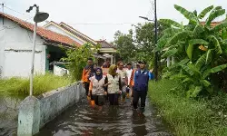 Tinjau lokasi banjir di Krandon, Mba Iin dorong penambahan pompa air