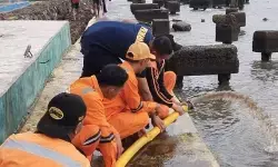 Petugas tangani banjir rob yang rendam Pulau Untung Jawa