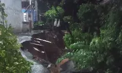 Tanah longsor terjadi tepat depan rumah warga di Kembangan Jakbar