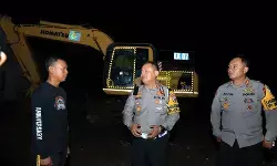 Polda Riau turunkan alat berat pembersihan material banjir di Agam