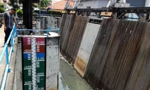 BPBD DKI Jakarta : Status Pintu Air Pasar Ikan siaga 2