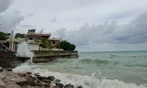 BMKG ingatkan potensi gelombang 2,5 meter di sejumlah perairan NTT
