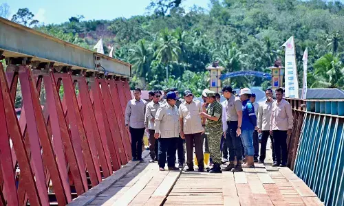 Wapang TNI dampingi Presiden Prabowo tinjau Jembatan Bailey dan posko kesehatan di Tapsel