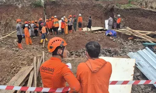 SAR gabungan lakukan pencarian sejumlah korban Longsor di Jatinangor