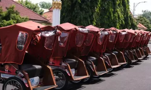 Lansia penarik becak bersukacita diberi becak listrik oleh Presiden