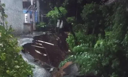 Tanah longsor terjadi tepat depan rumah warga di Kembangan Jakbar