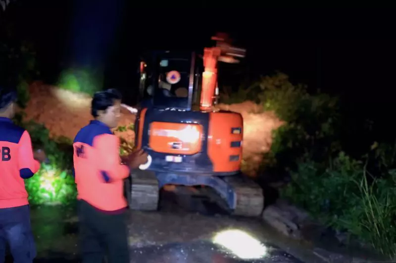 BPBD OKU Selatan tangani tanah longsor di Jalinsum BPBD OKU Selatan tangani tanah longsor di Jalinsum