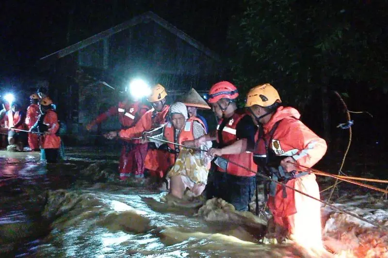 Basarnas Padang evakuasi 17 warga Pasar Rabaa Agam terjebak banjir Basarnas Padang evakuasi 17 warga Pasar Rabaa Agam terjebak banjir
