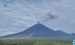 Gunung Semeru empat kali erupsi dengan tinggi letusan capai 1 km Gunung Semeru empat kali erupsi dengan tinggi letusan capai 1 km