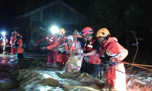 Basarnas Padang evakuasi 17 warga Pasar Rabaa Agam terjebak banjir Basarnas Padang evakuasi 17 warga Pasar Rabaa Agam terjebak banjir