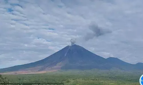 Gunung Semeru empat kali erupsi dengan tinggi letusan capai 1 km