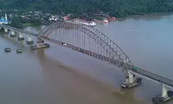 Pelindo lakukan evakuasi tongkang tabrak Jembatan Mahulu