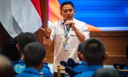 Seskab Teddy berbagi pengalaman dengan siswa SMA Taruna Nusantara