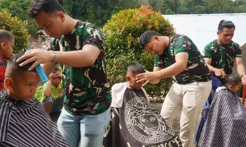 TNI fasilitasi cukur rambut anak gratis warga terdampak di Taput TNI fasilitasi cukur rambut anak gratis warga terdampak di Taput
