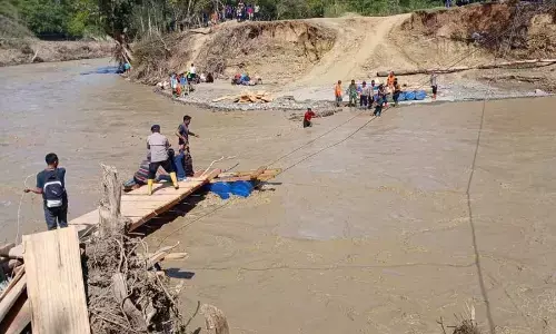 Polri dan TNI bersama warga dirikan jembatan darurat di Aceh Tengah Polri dan TNI bersama warga dirikan jembatan darurat di Aceh Tengah