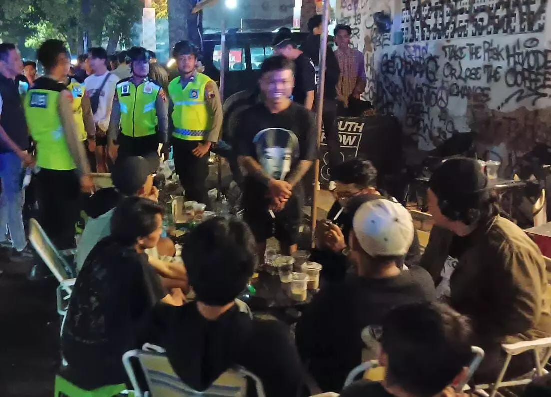 Bising dan pesta miras, polisi bubarkan “Party Night” di Coffee Street Jalan Tanjung Kudus Bising dan pesta miras, polisi bubarkan “Party Night” di Coffee Street Jalan Tanjung Kudus