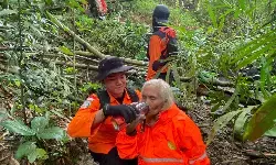 Basarnas dan Tim SAR gabungan temukan nenek Wakijem selamat di Hutan Kalialang Basarnas dan Tim SAR gabungan temukan nenek Wakijem selamat di Hutan Kalialang
