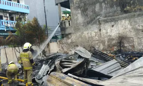 Korsleting listrik diduga sebagai penyebab bedeng terbakar di Jakbar