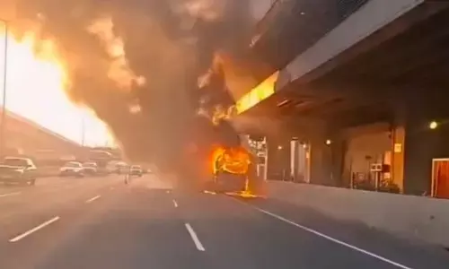 Bus wisata asal Lampung terbakar dari arah Jakarta menuju Cikampek