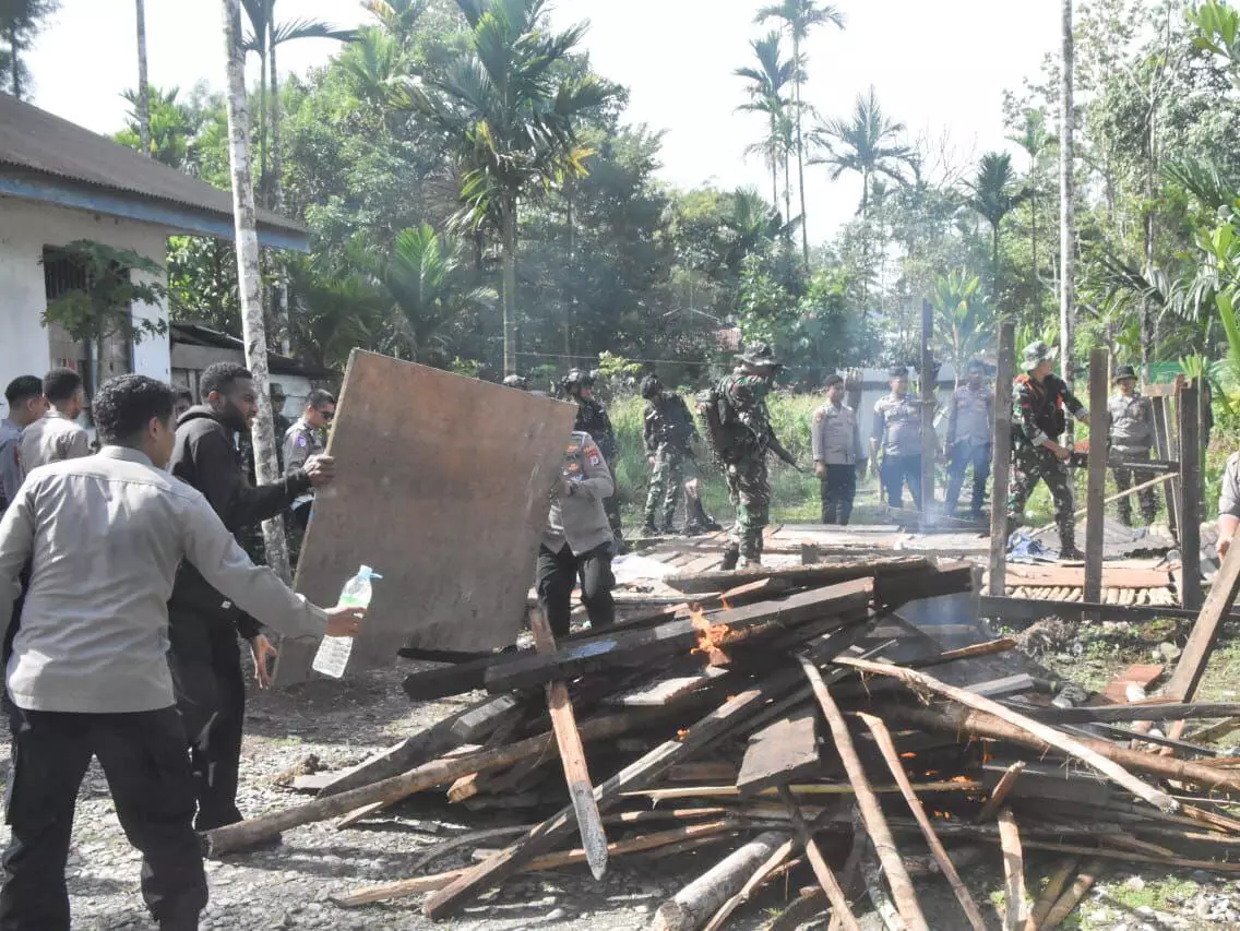 Aparat gabungan TNI-Polri lakukan `sweeping` pascaperang suku di Kwamki Narama Aparat gabungan TNI-Polri lakukan `sweeping` pascaperang suku di Kwamki Narama