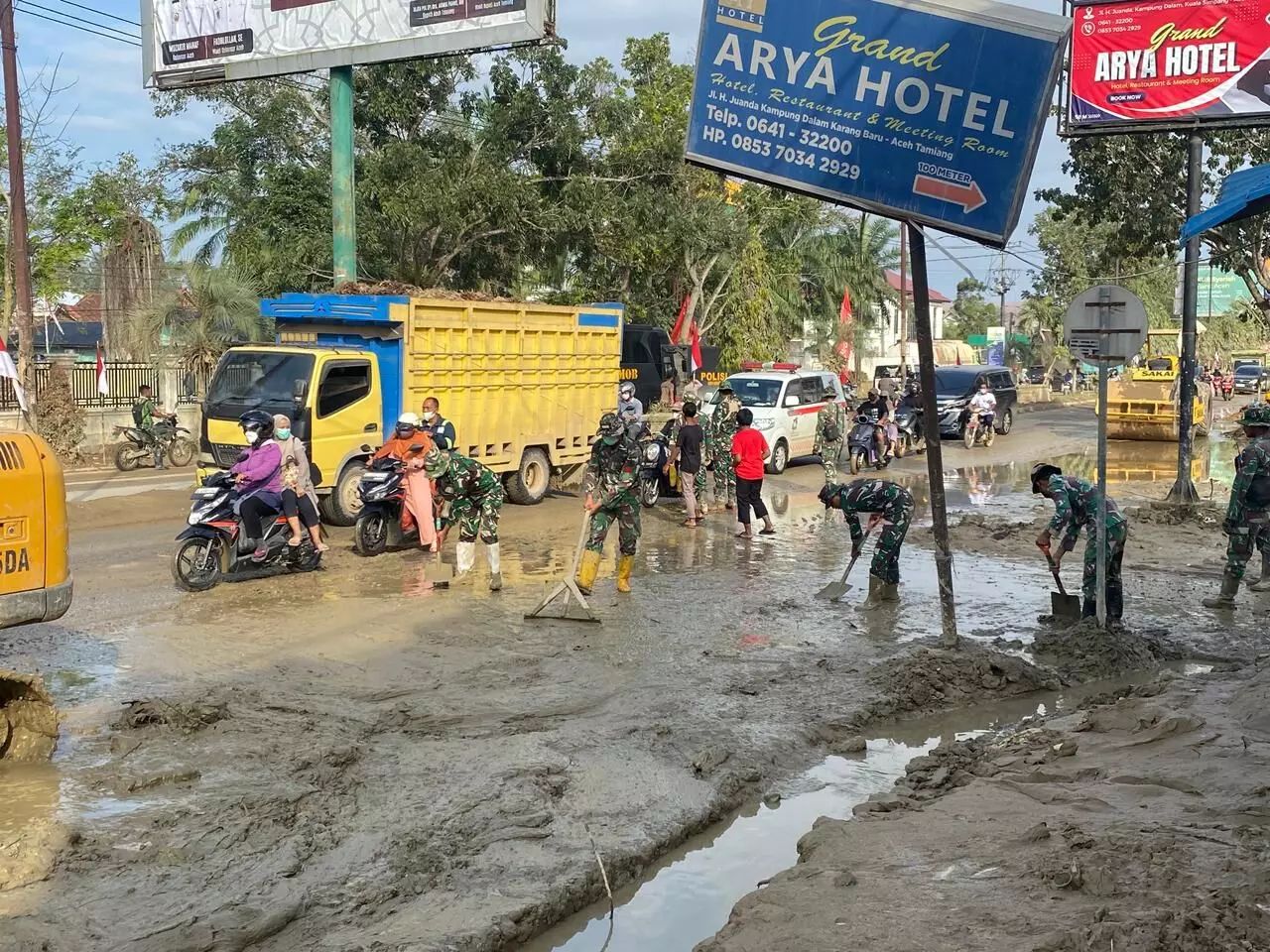Prajurit Yonzipur 10 Kostrad bersihkan sisa banjir Aceh Tamiang Prajurit Yonzipur 10 Kostrad bersihkan sisa banjir Aceh Tamiang