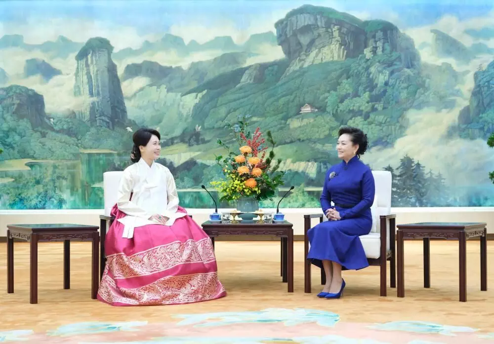 Peng Liyuan adakan jamuan minum teh bersama Ibu Negara Korea Selatan Kim Hye-kyung Peng Liyuan adakan jamuan minum teh bersama Ibu Negara Korea Selatan Kim Hye-kyung