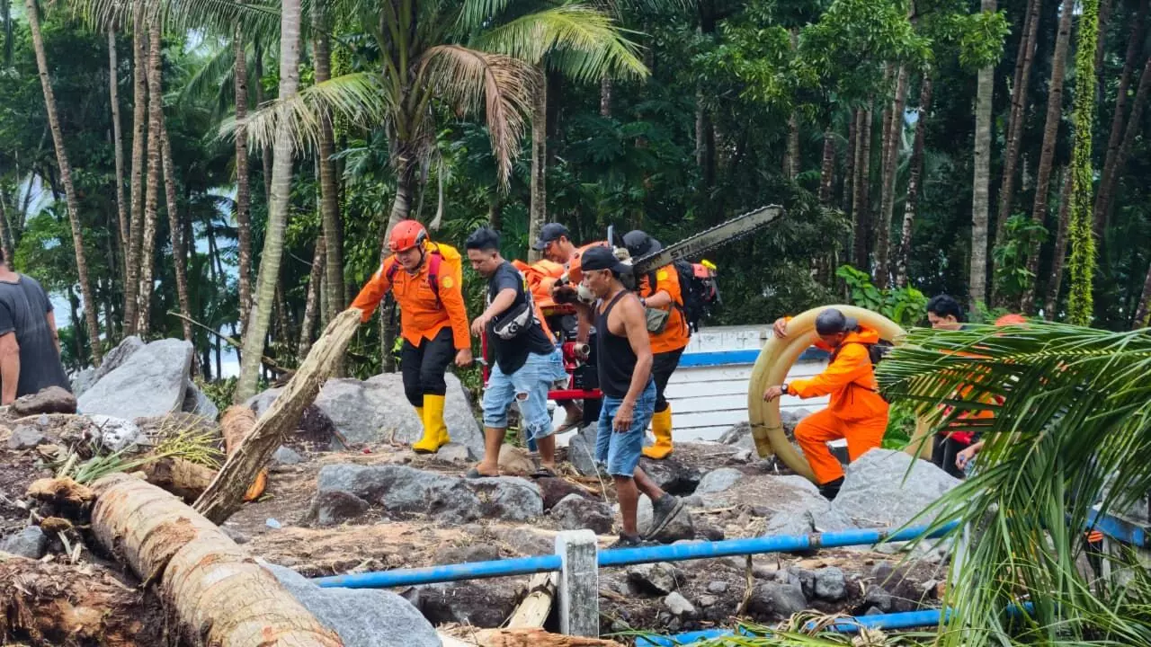 16 personel dikerahkan dalam Operasi SAR banjir bandang Sitaro 16 personel dikerahkan dalam Operasi SAR banjir bandang Sitaro
