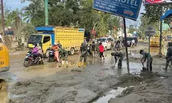 Prajurit Yonzipur 10 Kostrad bersihkan sisa banjir Aceh Tamiang