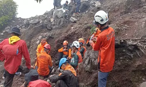 Basarnas libatkan 70 personel untuk cari pendaki hilang di Gunung Slamet Basarnas libatkan 70 personel untuk cari pendaki hilang di Gunung Slamet
