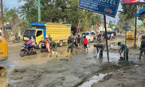 Prajurit Yonzipur 10 Kostrad bersihkan sisa banjir Aceh Tamiang Prajurit Yonzipur 10 Kostrad bersihkan sisa banjir Aceh Tamiang
