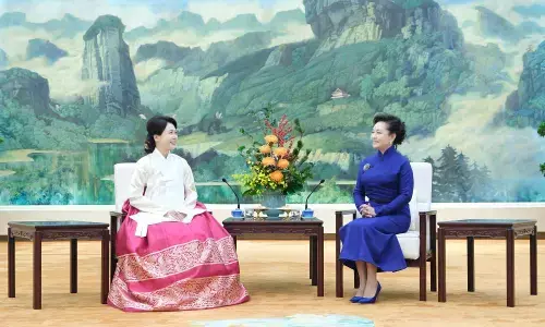 Peng Liyuan adakan jamuan minum teh bersama Ibu Negara Korea Selatan Kim Hye-kyung Peng Liyuan adakan jamuan minum teh bersama Ibu Negara Korea Selatan Kim Hye-kyung