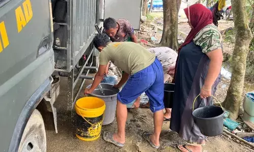 Prajurit Yonzipur 10 Kostrad salurkan air bersih ke posko pengungsian Aceh Tamiang