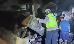 Petugas dibantu warga berhasil padamkan api lalap rumah warga di Desa Cilongok