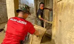 TNI AD bersihkan sekolah yang tertutup lumpur di Aceh Tamiang