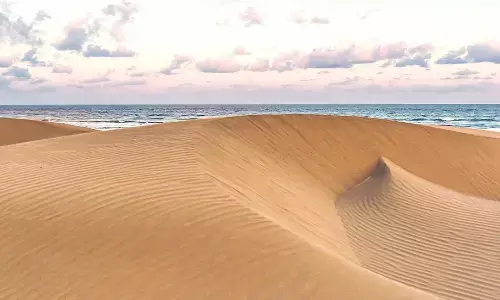 Antara laut dan gurun: Keajaiban Pantai Oetune di NTT