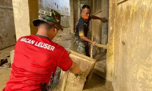 TNI AD bersihkan sekolah yang tertutup lumpur di Aceh Tamiang