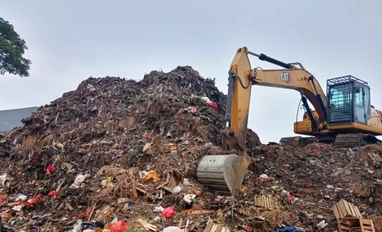 Puluhan armada angkut tumpukan sampah di Pasar Induk Kramat Jati Puluhan armada angkut tumpukan sampah di Pasar Induk Kramat Jati