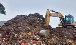 Puluhan armada angkut tumpukan sampah di Pasar Induk Kramat Jati