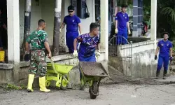 Personel Polairud Polda Sulut bantu bersih-bersih rumah warga terdampak banjir bandang di Sitaro