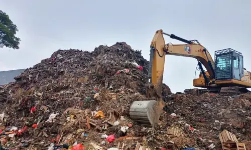 Puluhan armada angkut tumpukan sampah di Pasar Induk Kramat Jati