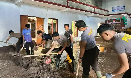 Personel Polda Sulut dan Polsek Sibarsel bersih-bersih Gereja KGPM Maranatha pascabencana di Sitaro