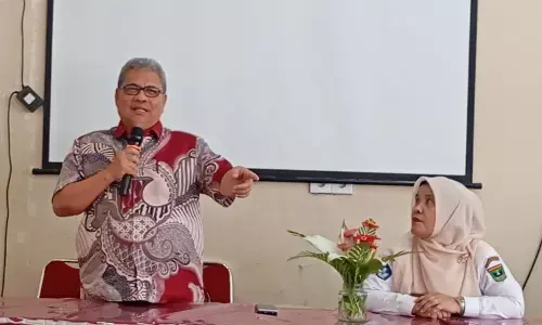 Ketua DPRD Sumbar komitmen perjuangkan kepastian status guru R4–R5. Ketua DPRD Sumbar komitmen perjuangkan kepastian status guru R4–R5.