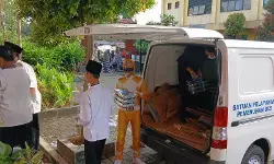 Aksi unik petugas pakai kostum Power Ranger antar MBG di Tangerang