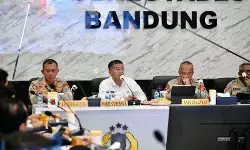 Wagub Jabar dorong desentralisasi Bobotoh lewat Nobar Persib-Persija Wagub Jabar dorong desentralisasi Bobotoh lewat Nobar Persib-Persija