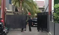 Rumah Eks Menag Yaqut Cholil dijaga ketat usai penetapan tersangka KPK